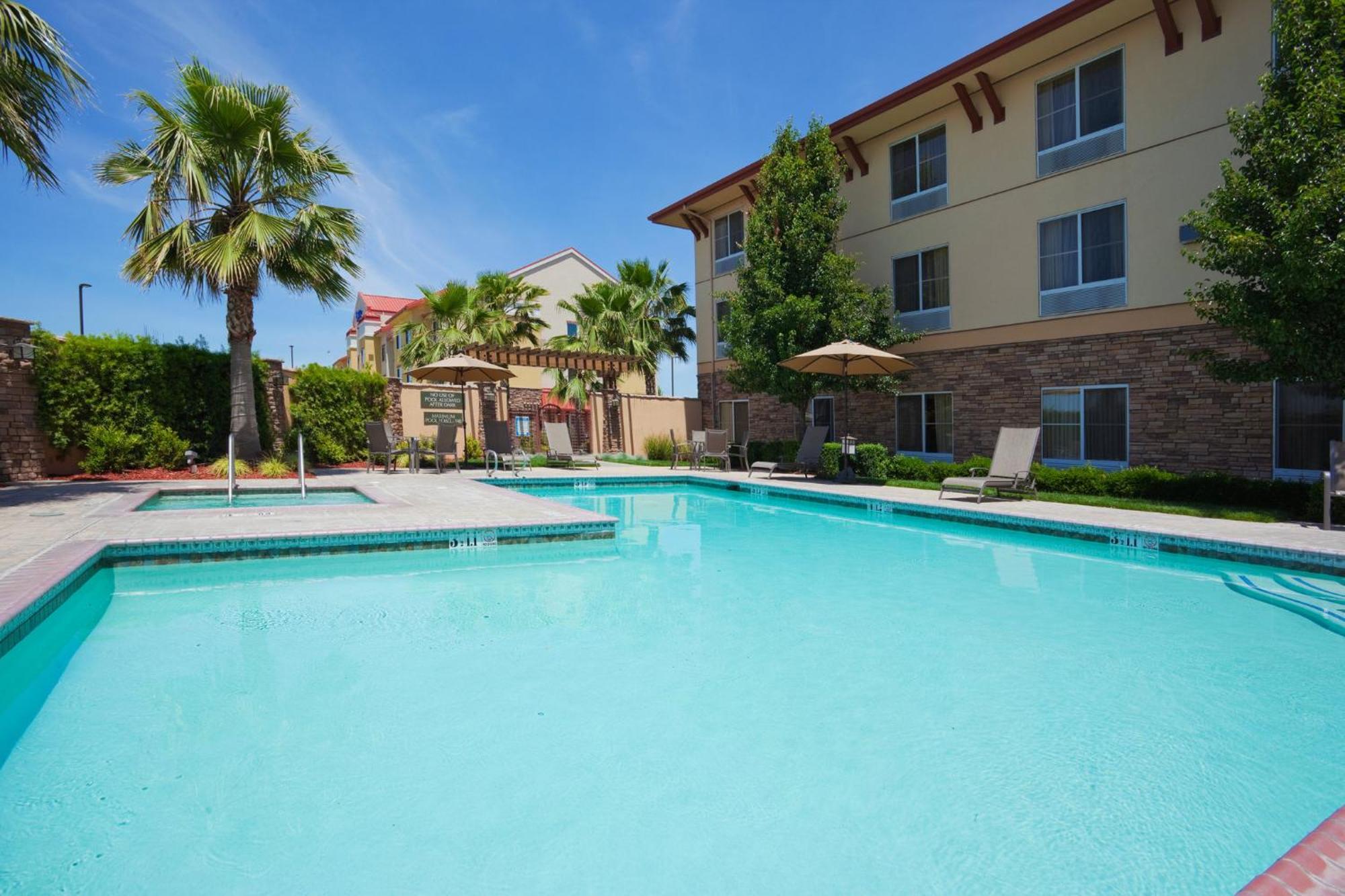 Holiday Inn Express Turlock By Ihg Εξωτερικό φωτογραφία